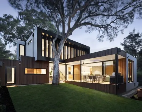 Modern villa ve bakımlı geniş çim bahçe