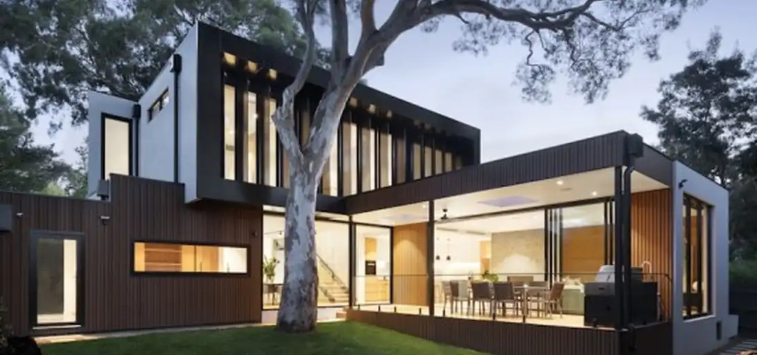 Modern villa ve bakımlı geniş çim bahçe