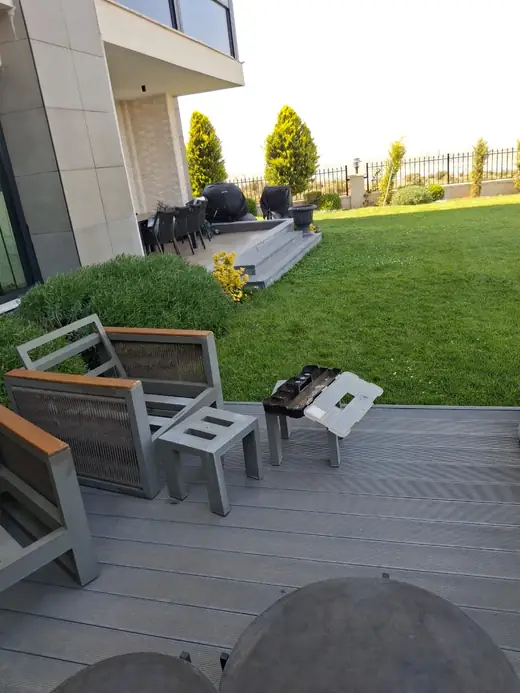 Şahinbey villa bahçesinde kompozit deck teras, geniş çim alan ve kırsal tepe manzarası